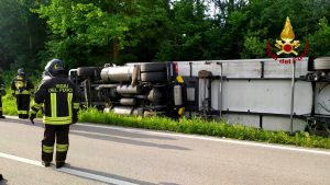 Autoarticolato alimentato a Gnl esce di strada e si ribalta