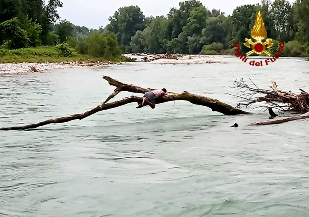 Ragazzi travolti dalla corrente del Brenta, recuperati dai Vigili del fuoco