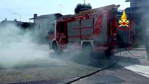 Fiamme dalle grate di areazione, prende fuoco un box interrato (VIDEO)