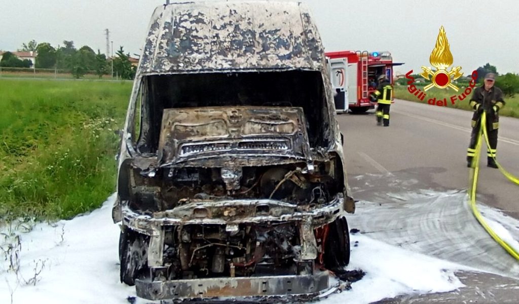 Prende fuoco un furgone sulla Gasparona, l'intervento dei vigili del fuoco