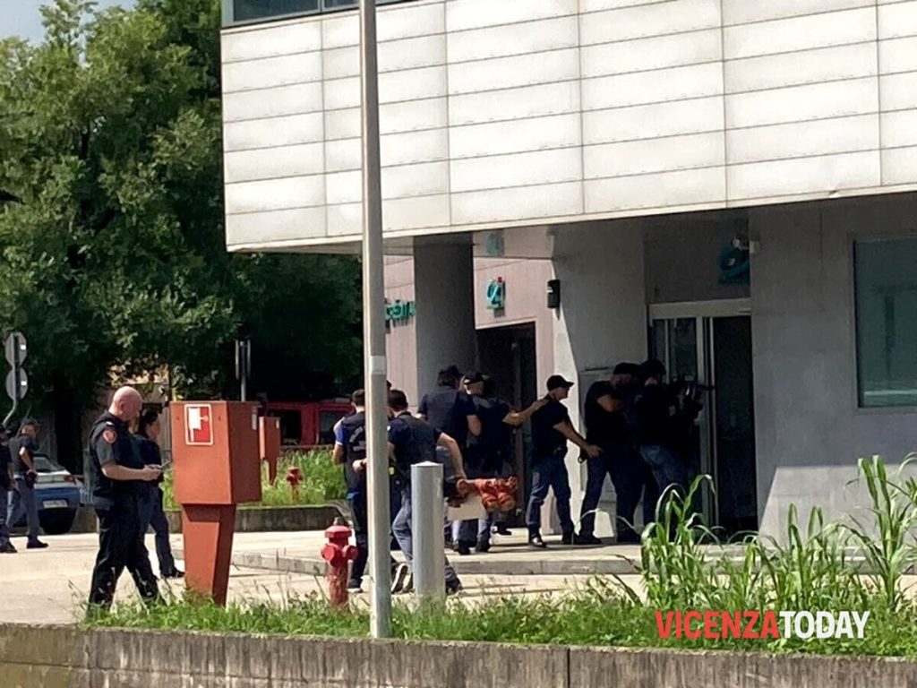 Tentata rapina in banca, blitz della polizia: all'interno non c'era nessuno