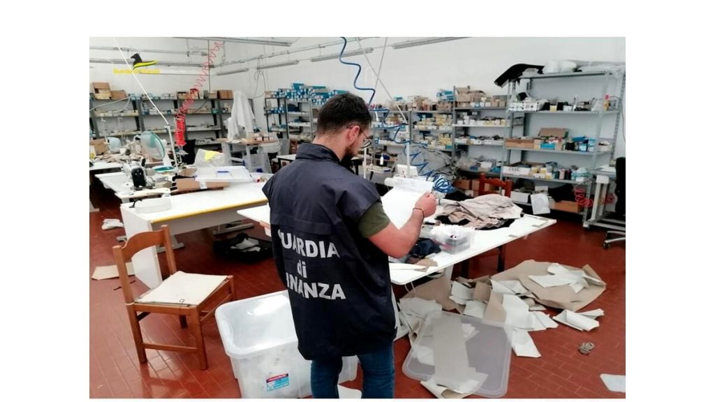 Lavoratori in nero e mancata sicurezza sul posto di lavoro, chiuso un laboratorio tessile