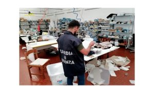 Lavoratori in nero e mancata sicurezza sul posto di lavoro, chiuso un laboratorio tessile
