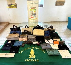 Bagagliaio carico di prodotti fake: denunciata una donna