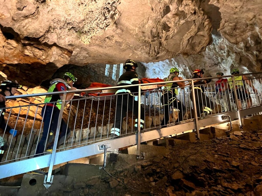 Malore alla grotta del Gigante, soccorsa un’anziana