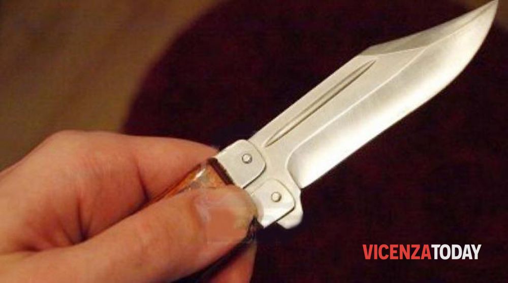 Rapina con coltello, la vittima schiva il colpo con lo zaino: rintracciato l'aggressore