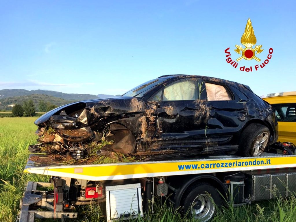 Auto esce di strada e finisce in un campo