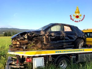 Auto esce di strada e finisce in un campo