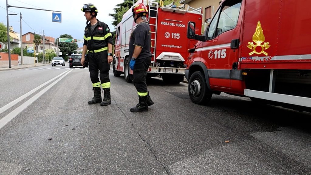 Perde una tanica dal furgone, asfalto scivoloso