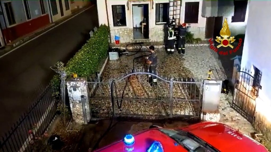 Fiamme dalla cucina, probabile corto di un elettrodomestico
