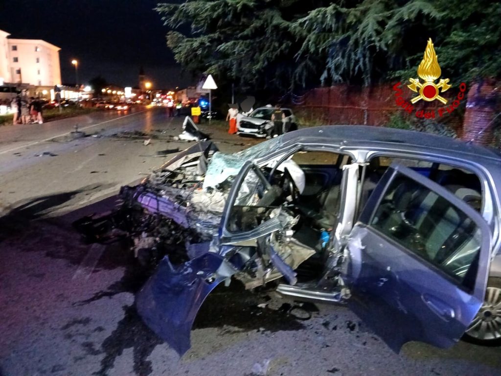 Terribile schianto tra auto: tre feriti, uno grave