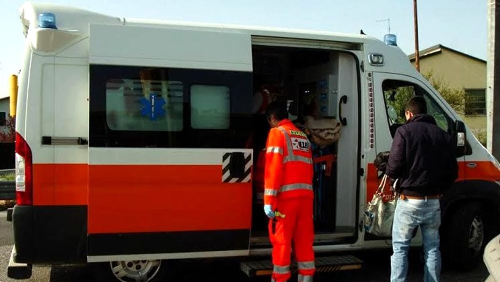 Tragedia sulla strada, anziana viene travolta da un camion in retromarcia e muore sul colpo