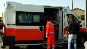 Tragedia sulla strada, anziana viene travolta da un camion in retromarcia e muore sul colpo