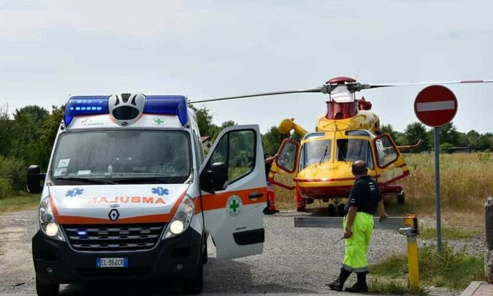 Ciclista trovato a terra privo di sensi, è in condizioni gravissime: la polizia locale indaga sull'accaduto