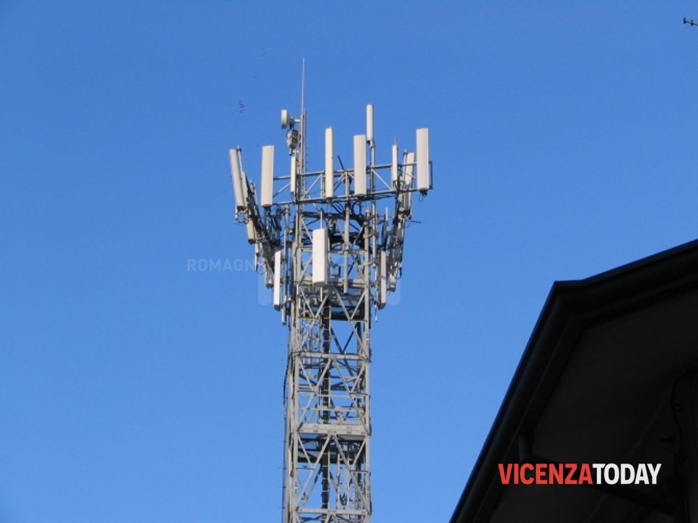 No all'installazione dell'antenna in quartiere Merlo: compagnie telefoniche ricorrono al Tar