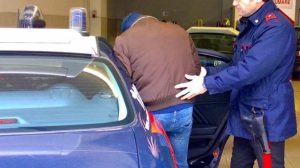 Insegue e sequestra una donna col figlio, poi si dà alla fuga: catturato dopo 100 chilometri