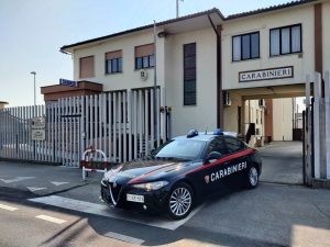 Forte odore dal pianerottolo, i vicini chiamano il 112: anziano trovato cadavere