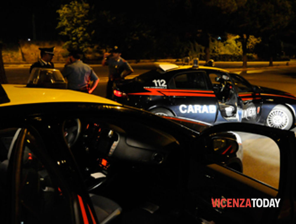 Aggressione e rapina nel parcheggio di una birreria, arrestati due giovani