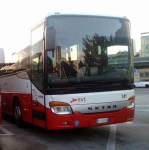 Folle si aggrappa al retro dell'autobus, l'autista si ferma e lui scappa