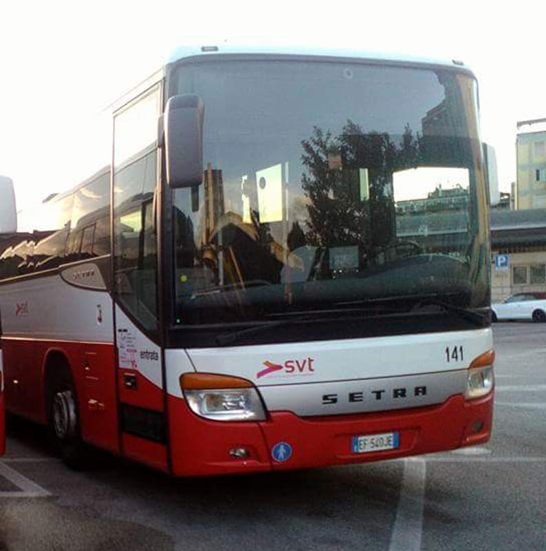Folle si aggrappa al retro dell'autobus, l'autista si ferma e lui scappa