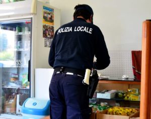 Lavora come barbiere ma è irregolare, denuncia e chiusura del negozio