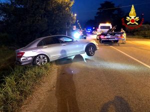 Schianto tra auto, una finisce in un campo