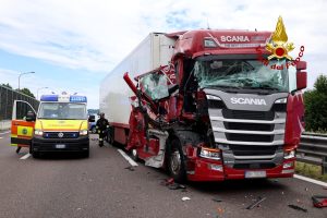 Schianto tra camion in A4, traffico paralizzato
