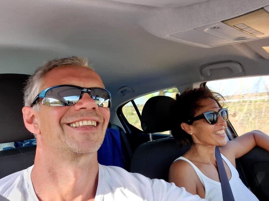 Tragedia in vacanza, 56enne muore in un incidente stradale: grave la moglie