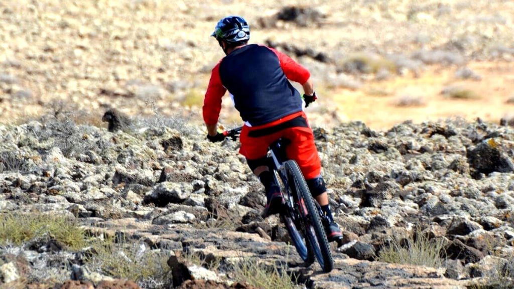 Cade facendo downhill e sbatte la testa