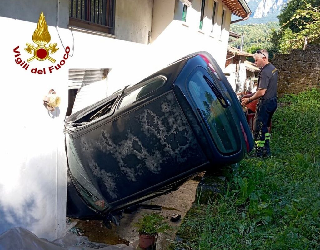 Auto parcheggiata si muove da sola: finisce in una scarpata e contro una casa