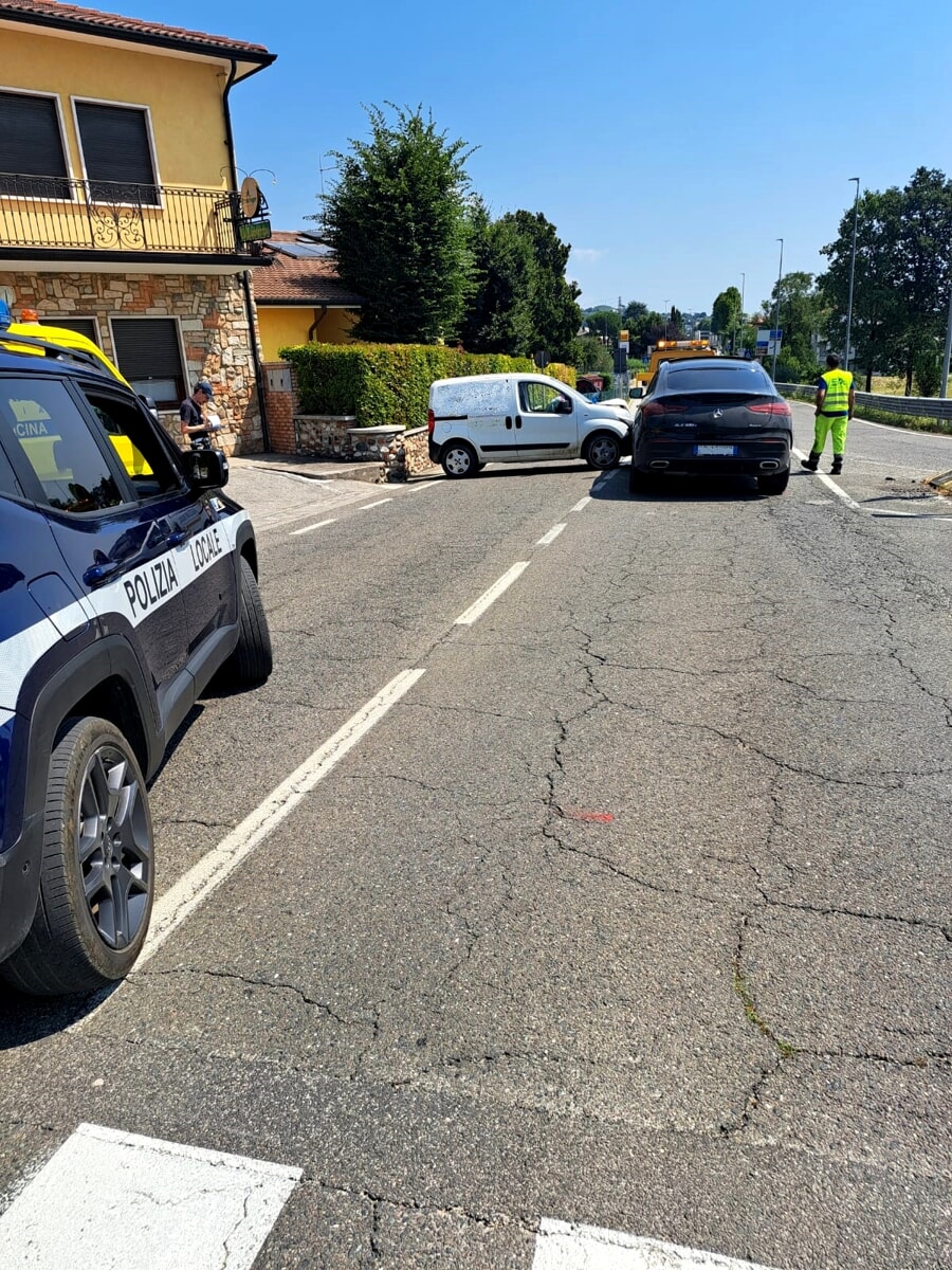 Schianto auto-furgone: ferita una donna