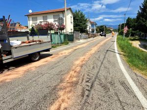 Sversamento di gasolio sulla strada, lievi disagi alla circolazione