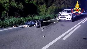 Terribile impatto tra una moto e uno scooter, muore un 41enne