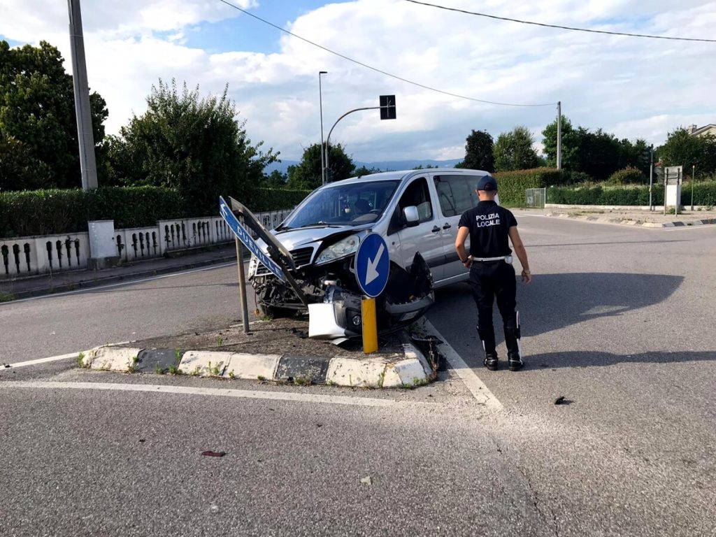 Schianto tra due auto al semaforo
