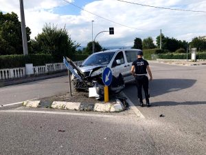 Schianto tra due auto al semaforo