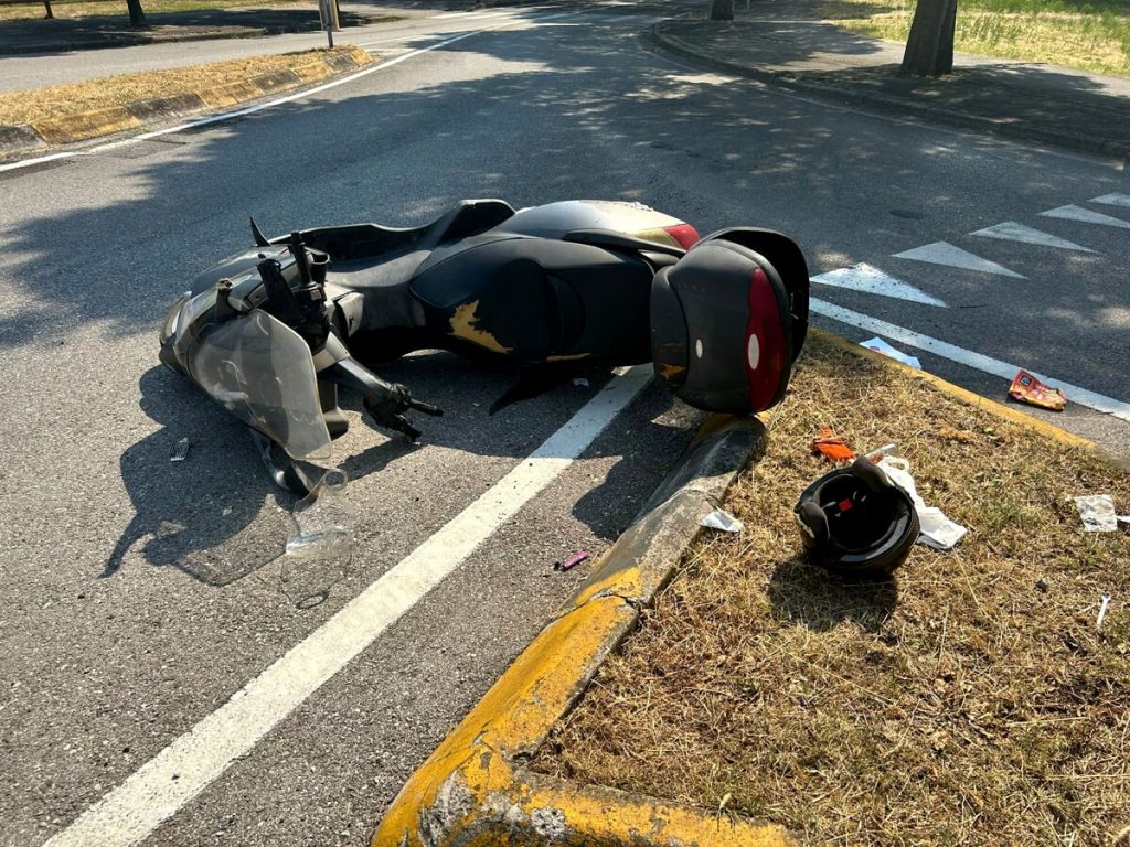 Fugge all’alt della polizia, motociclista si schianta contro l’auto della volante