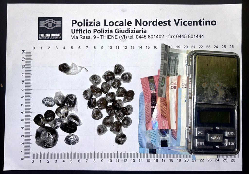 Droga al parco, fermati 5 minori: 17enne denunciato per spaccio