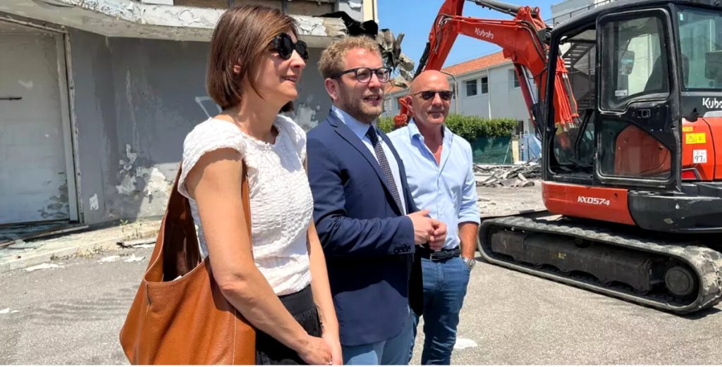 Ex distributore San Lazzaro, in corso la demolizione