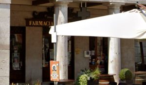 Tenta di rubare un monopattino e aggredisce il farmacista