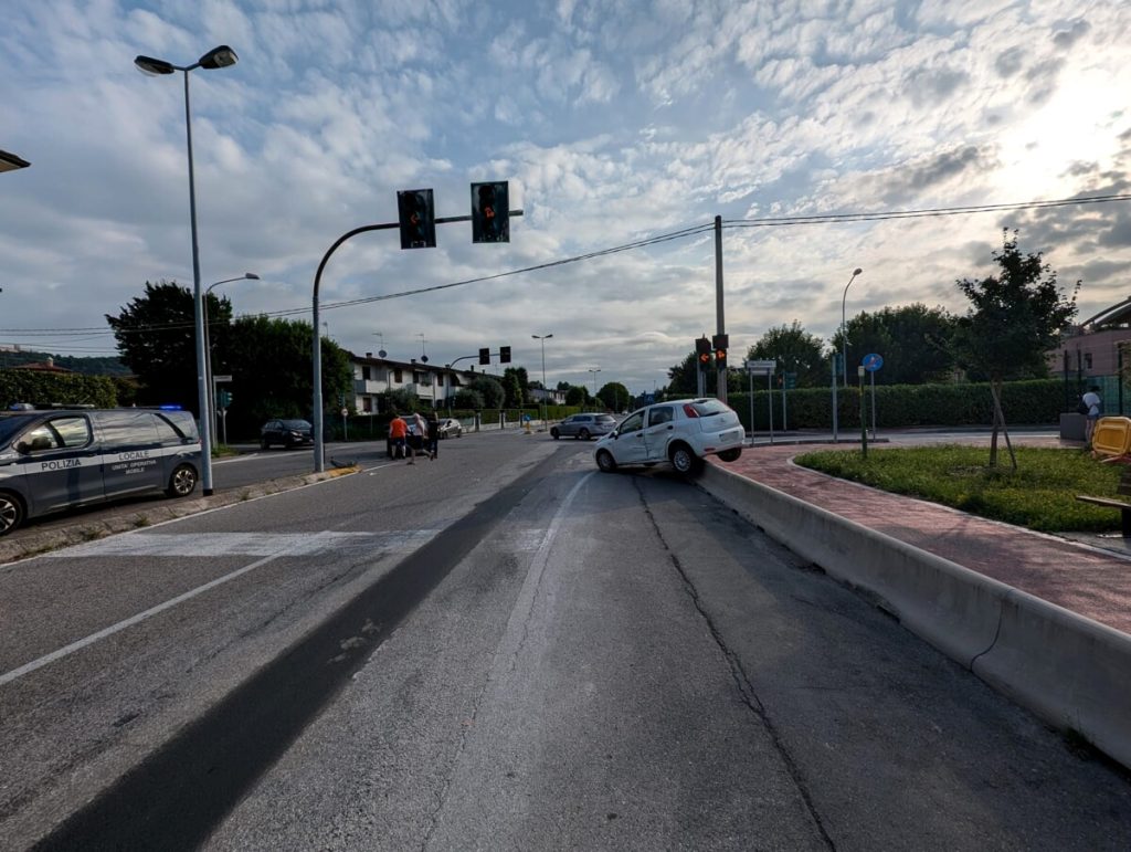 Schianto tra due auto al semaforo, una finisce sul cordolo di cemento della ciclopedonale