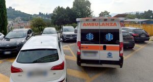 Si ferisce con la motosega tagliando la legna, grave 60enne