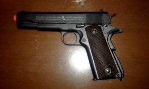 In giro per il centro con una pistola giocattolo, denunciato per procurato allarme