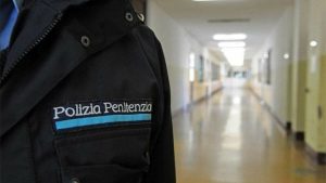 Emergenza in carcere in Vicenza, due agenti in ospedale e una cella in fiamme