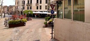 Violenta rissa tra giovani in pieno centro, grave un ragazzo