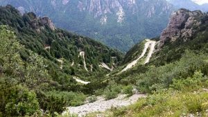 Cade in bici sulla strada degli Scarubbi, ferita 66enne