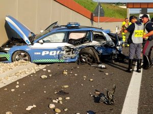 Auto a folle velocità centra una pattuglia della Stradale impegnata nei rilievi