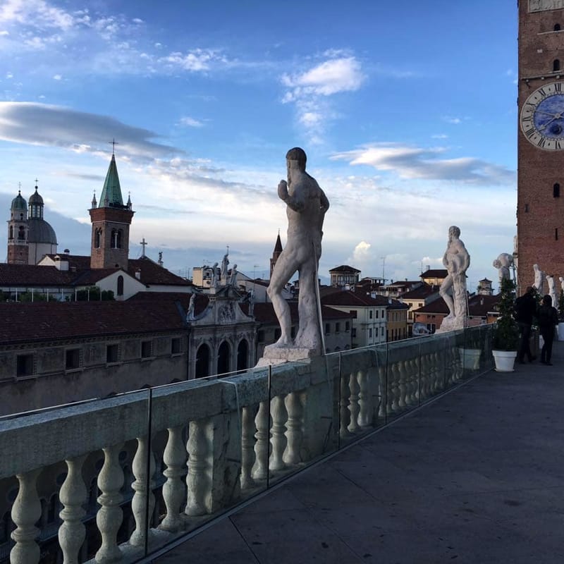 Disturba gli avventori del bar "La terrazza sulla Basilica" e aggredisce i poliziotti intervenuti, arrestato dalla polizia