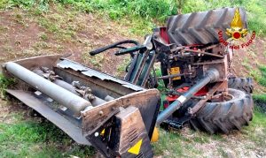 Trattore si rovescia, ferito un agricoltore
