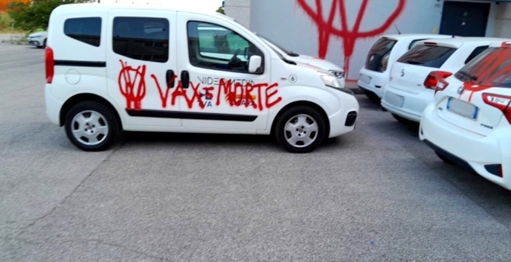 Sede e mezzi Videomedia nel mirino dei No Vax: imbrattati muri ed auto