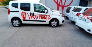 Sede e mezzi Videomedia nel mirino dei No Vax: imbrattati muri ed auto